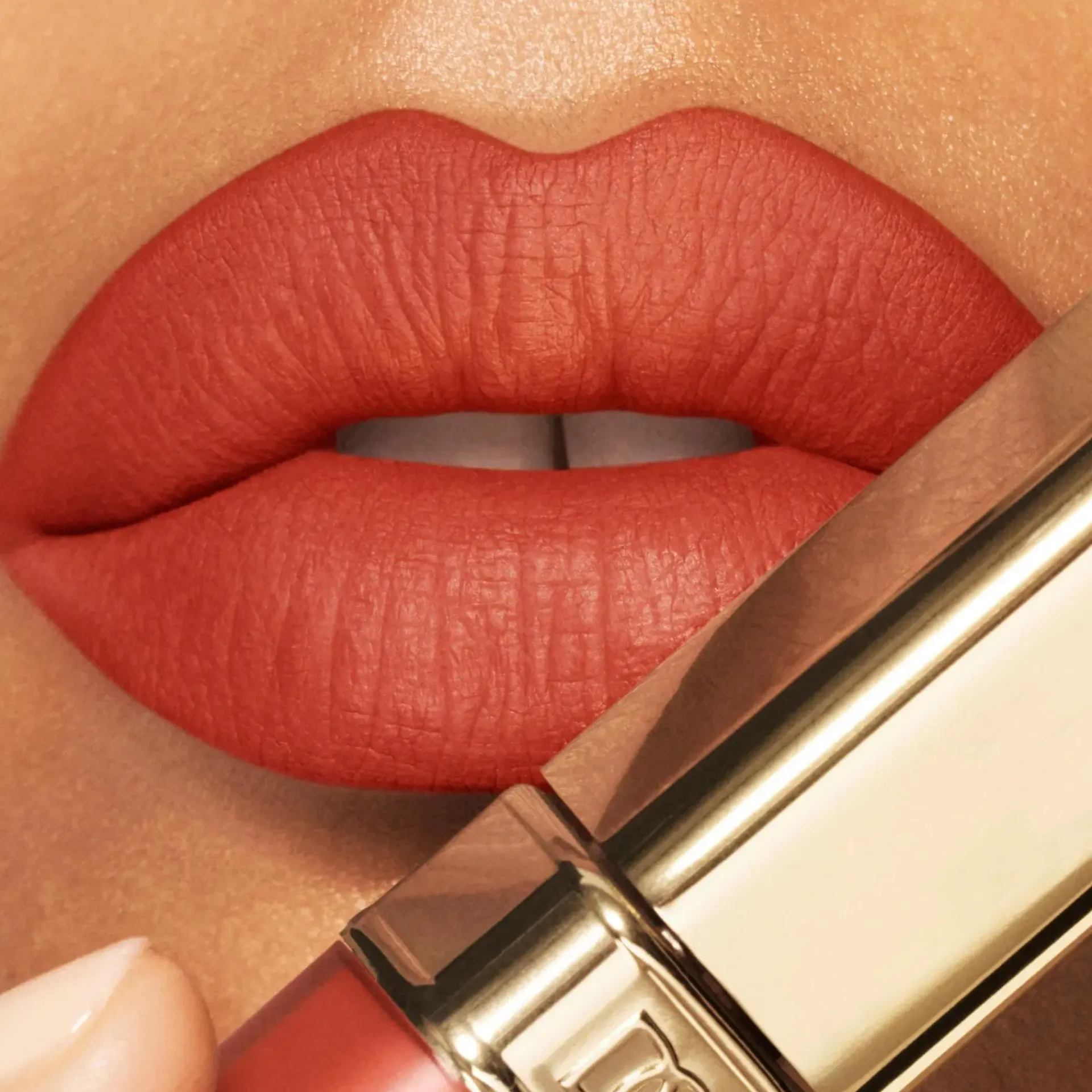 Dolce u0026 Gabbana Huulimeikit<Dolce & Gabbana Everkiss Soft Matte Liquid Lipstick huulipuna 5 ml