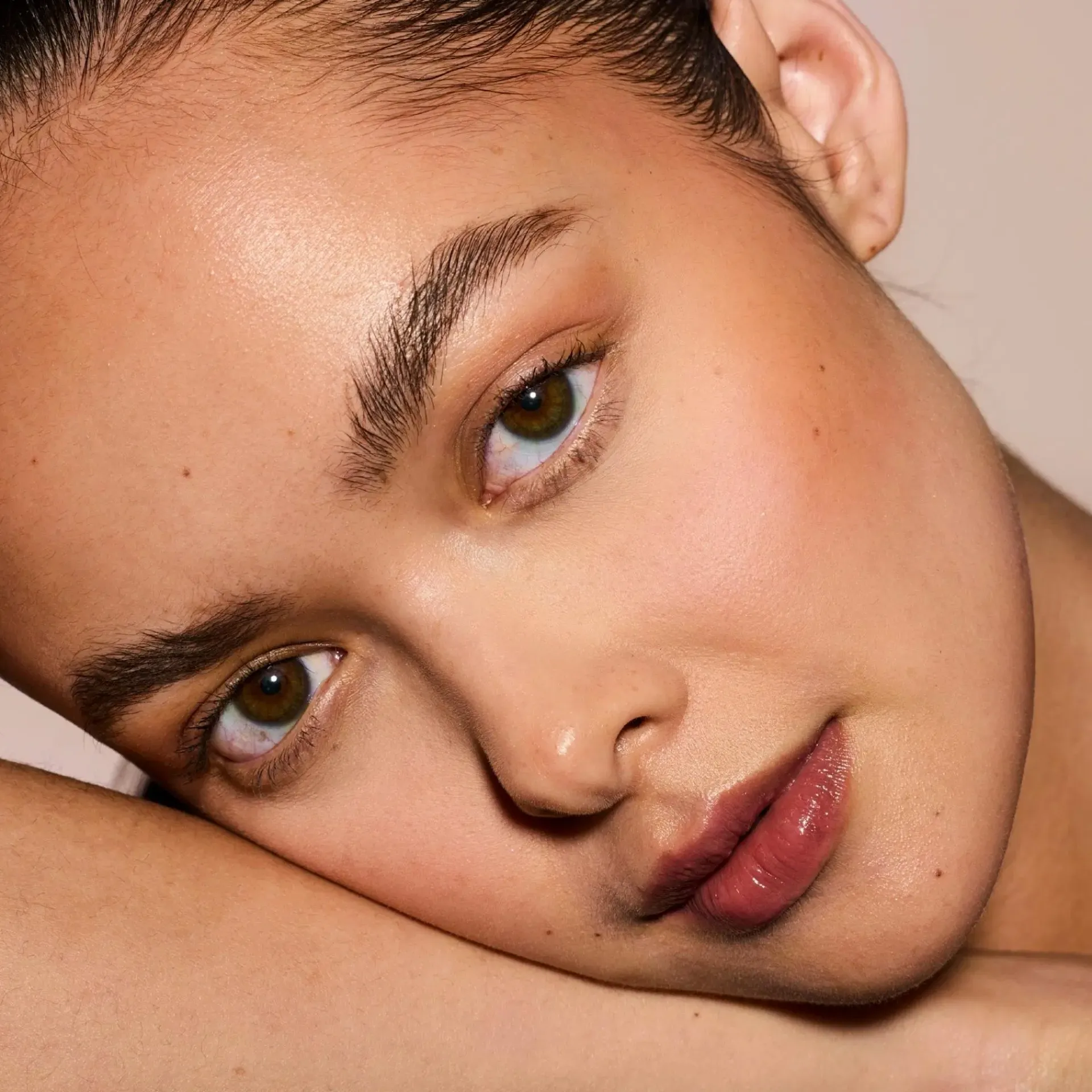 Fenty Beauty Kasvomeikit<Bright Fix Instant Brightening + Blurring Powder puuteri 8.50g