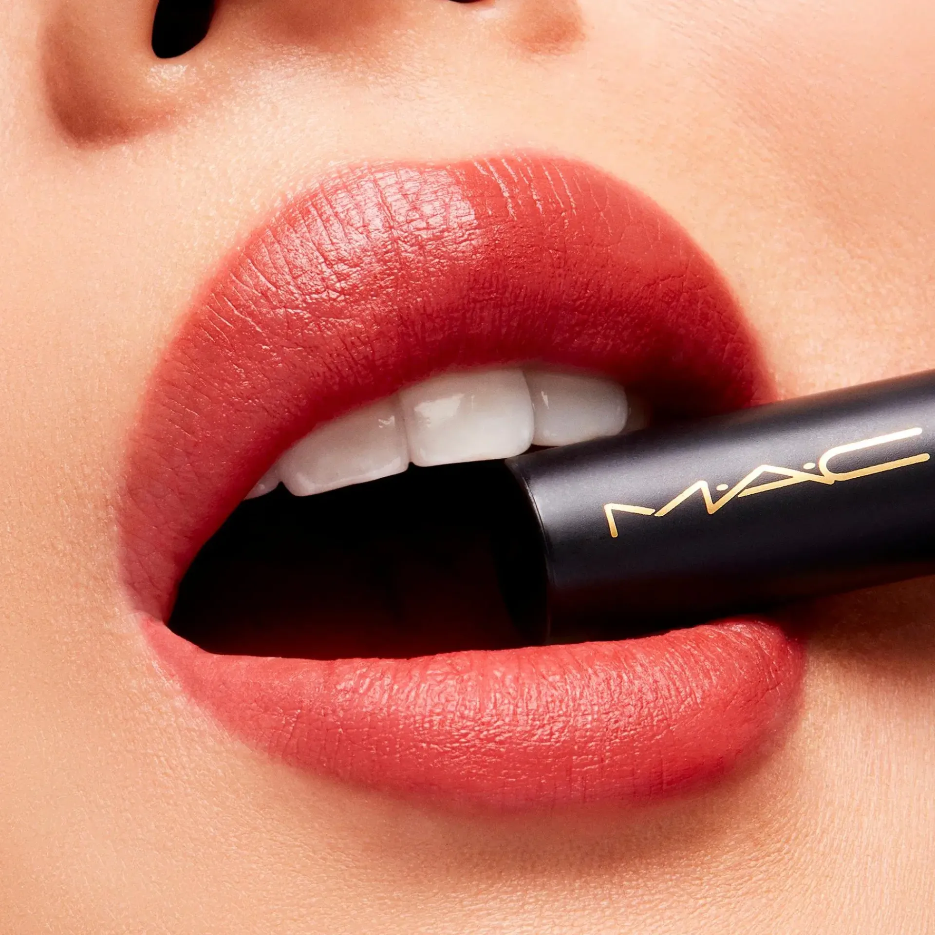 Mac Cosmetics Huulimeikit<MAC Velvet blur lipstick huulipuna 2g