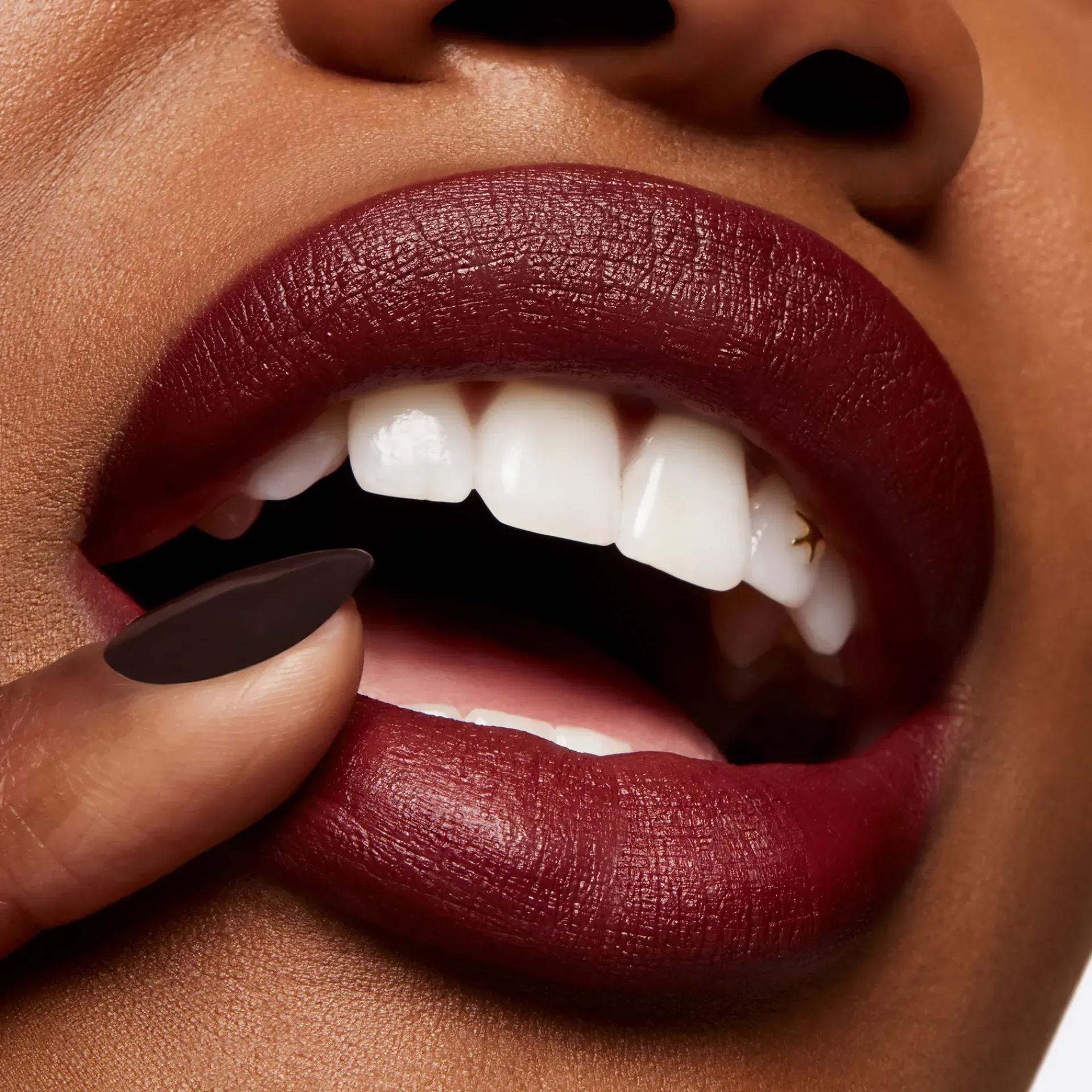 Mac Cosmetics Huulimeikit<MAC Velvet blur lipstick huulipuna 2g