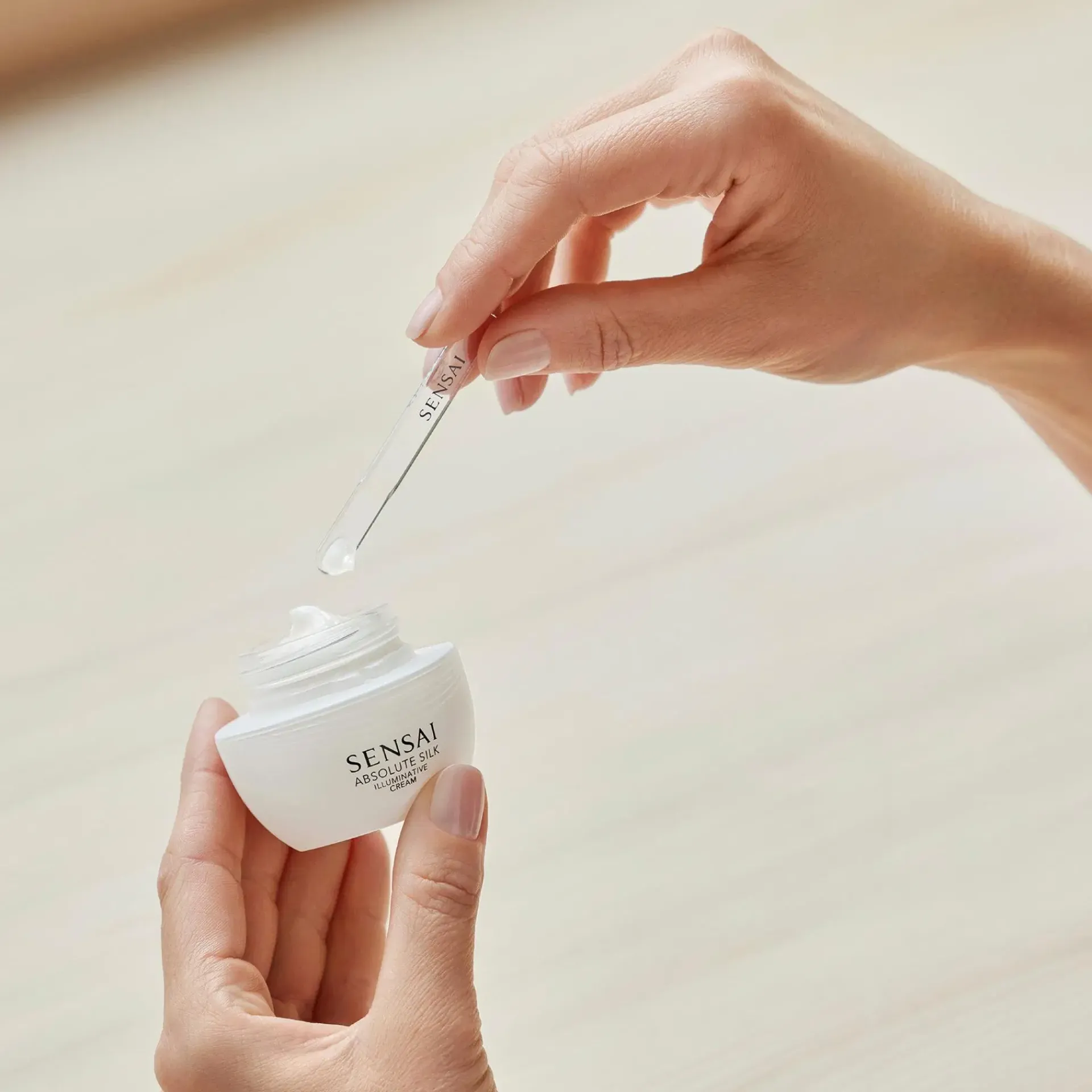 SENSAI J-Beauty|Ihonhoidon Tehoaineet<Absolute Silk Illuminative Cream kasvovoide 40 ml