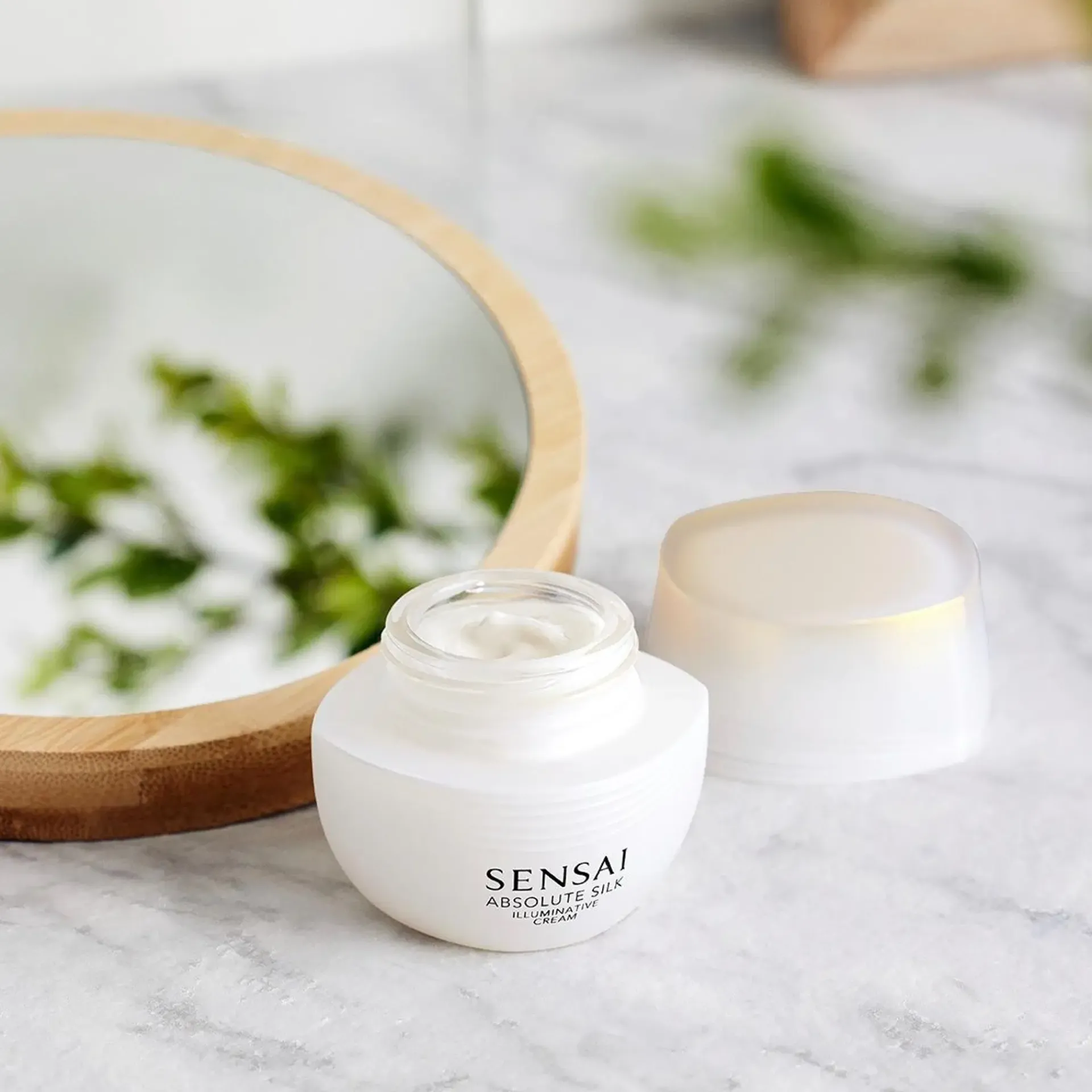 SENSAI J-Beauty|Ihonhoidon Tehoaineet<Absolute Silk Illuminative Cream kasvovoide 40 ml