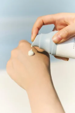 SKIN1004 Aurinkotuotteet<Madagascar Centella Hyalu-Cica Water-Fit Sun Serum SPF50+ aurinkosuojavoide 50 ml