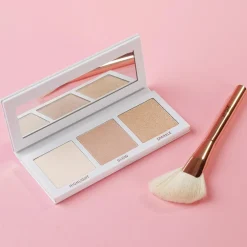 WE CARE ICON. Kasvomeikit<In Love Glow Palette korostuspaletti 12,5 g